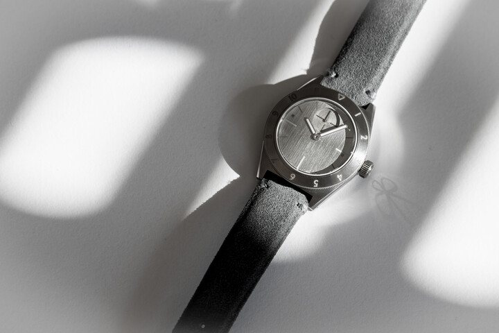 Le boîtier, le cadran et la boucle du modèle CB01 Small Seconds Ti Amsterdam Edition de Cédric Bellon et Ace Jewelers sont fabriqués à partir de titane de grade 5 réemployé, issu de chutes de productions horlogères.