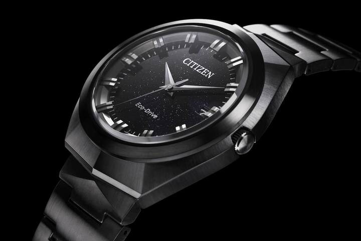 L'Eco-Drive 365 est une nouvelle génération de montres solaires Citizen, lancée en 2023, qui introduit un mouvement capable de fonctionner 365 jours avec une seule charge complète, même dans l'obscurité.