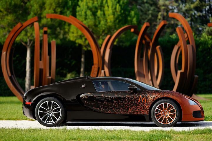 Avant Alto, Bernar Venet avait réalisé une seule collaboration. C'était avec Bugatti en 2012: une Grand Sport transformée en œuvre d'art affichant les formules mathématiques utilisées par les ingénieurs de la marque, présentée à Miami lors d'Art Basel.
