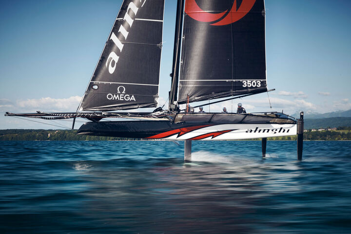 Le nouveau catamaran TF35 d'Alinghi filant sur ses «foils»