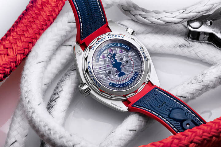 Le dos commémoratif de la dernière Seamaster America's Cup