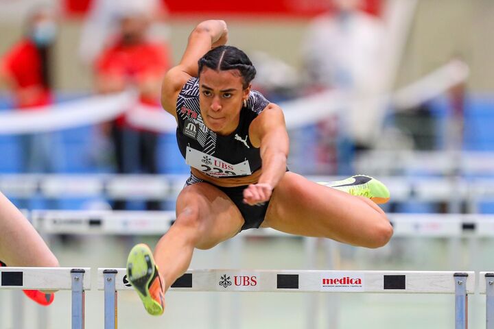 L'un des plus grands espoirs du 100 mètres haies, la hurdleuse suisse Ditaji Kambundji fait partie de la communauté des amis de la marque Maurice Lacroix.
