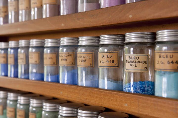 «Bibliothèque» constituée d'une large palette d'oxydes métalliques colorés, base des futurs émaux
