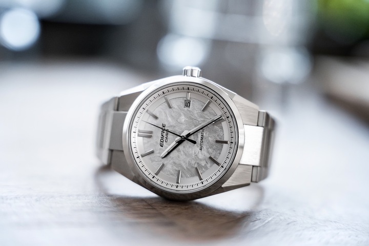 Faisant suite à la première montre à mouvement mécanique lancée dans l'histoire de Casio l'an dernier, ce nouveau modèle Edifice EFK-110, tout juste présenté, allie mouvement automatique, esprit sportif et esthltique typiquement japonaise, pour 279 euros. 