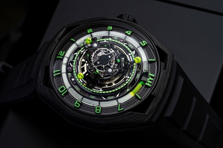 HYT Conical Tourbillon Black Eklipse (2023). La cage du tourbillon décrit une figure conique, à une vitesse de 30 secondes par rotation, et s'inspire du tourbillon de l'allemand Walter Prendel, présenté en 1928, dont l'axe de balancier est également incliné.