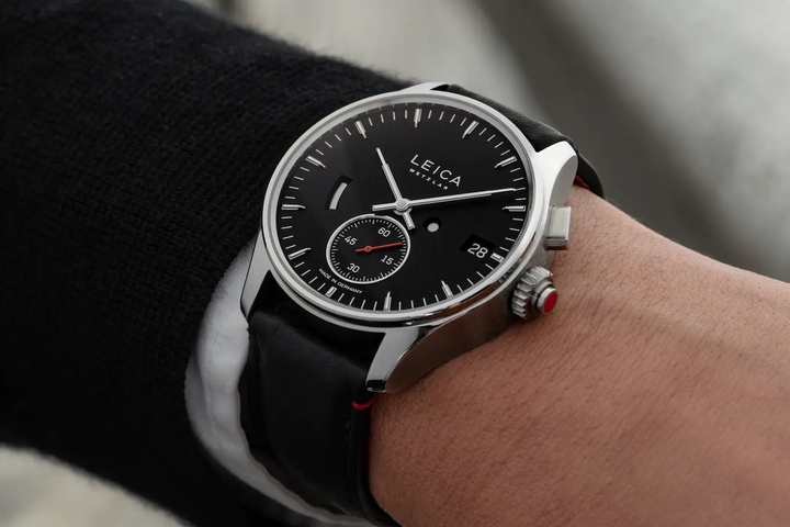 Le nom ZM renvoie aux origines des premières montres, désignées en allemand par le terme « Zeitmesser » — d'où les initiales ZM —, qui signifie « garde-temps ». Le design des montres puise largement dans le riche héritage de la marque, en intégrant de nombreux éléments emblématiques des appareils photo et objectifs Leica: les ouvertures du cadran, l'indicateur de réserve de marche ou encore les cornes aux courbes douces, particulièrement visibles de profil.