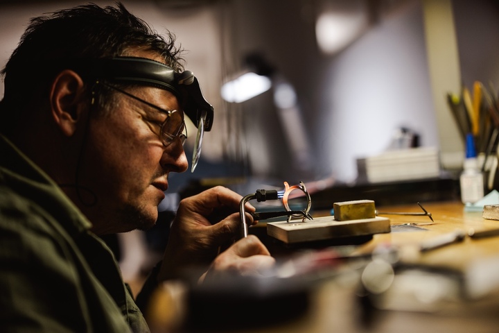 Dans l'atelier de micromécanique conventionnelle, là où naissent boîtiers et carrures.
