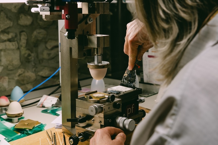 Le travail de l'émail Grand Feu dans l'atelier dédié chez Rexhep Rexhepi.