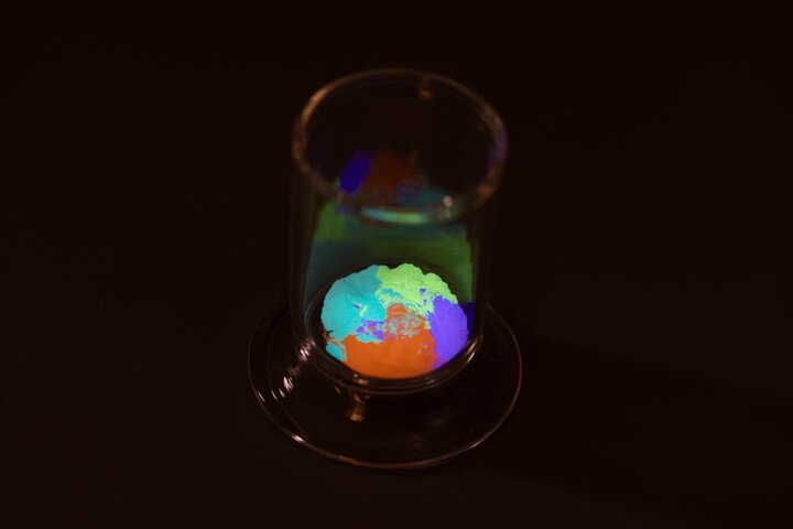 Mélange de différentes émissions de Swiss Super LumiNova®. La palette chromatique du Swiss Super LumiNova® n'a de cesse de s'étendre. Un gramme suffit à peindre entre 100 et 300 cadrans. ©RC Tritec