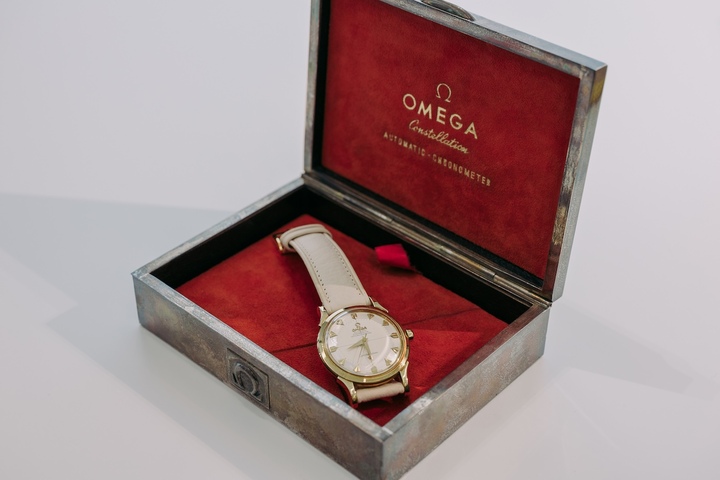 Avec ses huit étoiles représentant ses succès lors des concours de chronométrie, il était naturel pour la ligne Constellation d'être la première montre deux aiguilles certifiée Master Chronometer.