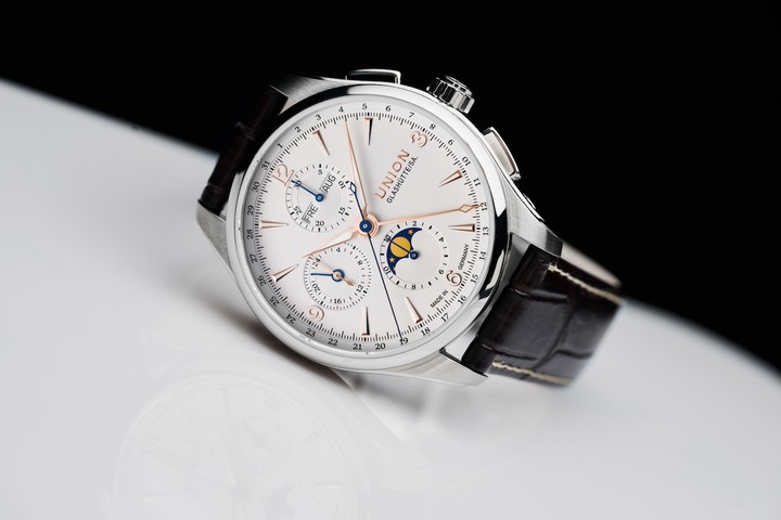L'élégance propre au «style Glashütte» se retrouve sur ce modèle chronographe Belisar à phases de lune.