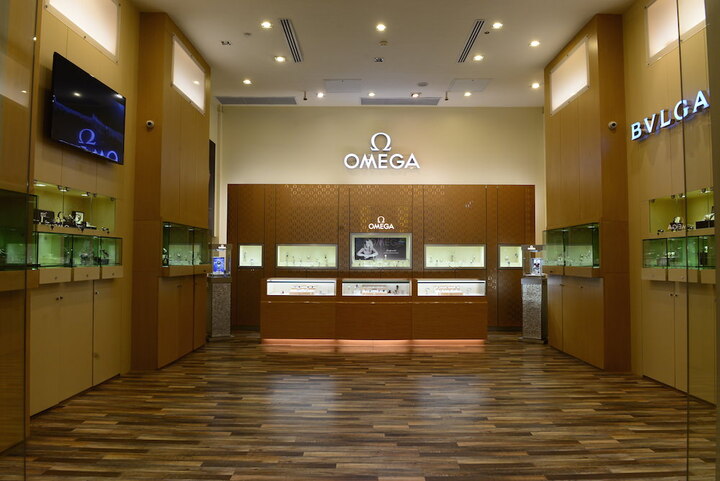 On trouve notamment le poids lourd Omega dans la chaîne de magasins AM:PM du groupe Sonraj