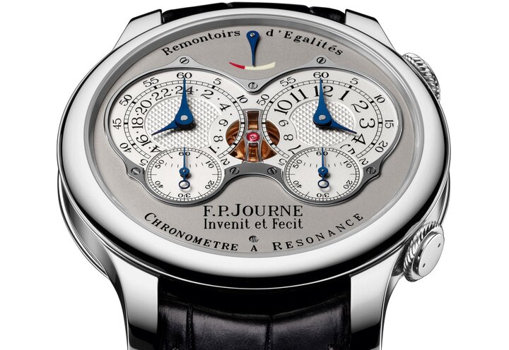 Le Chronomètre à Résonance présente un boîtier en Platine ou en Or 6N 18 ct de 40 ou 42 mm, redessiné avec une couronne maintenant placée à 2 heures facilitant le remontage de la montre en positon 0. Le cadran est proposé en Or gris ou en Or 6N 18 ct avec le cadran des heures en Argent guilloché clous de Paris. Bracelet cuir, Or ou Platine. Indications double affichage analogique, cadran gauche 24h et cadran droit 12h, réserve de marche.