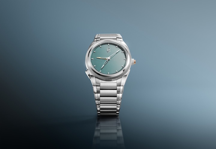 En 2022, Parmigiani Fleurier a introduit une première mondiale, la Tonda PF GMT Rattrapante, offrant une élégance et une fluidité inédites pour une complication GMT. Elle est présentée cette année dans une nouvelle version de 40 mm avec cadran en Verzasca Green, inspiré par les eaux cristallines et riches en minéraux de la vallée de Verzasca.