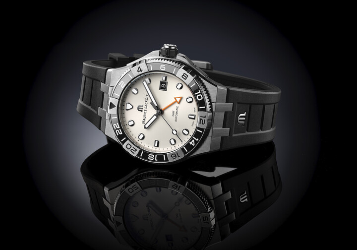 Le nouveau modèle se décline en deux cadrans: soleillé noir avec aiguille GMT rouge à tête luminescente ou soleillé blanc avec aiguille GMT orange.