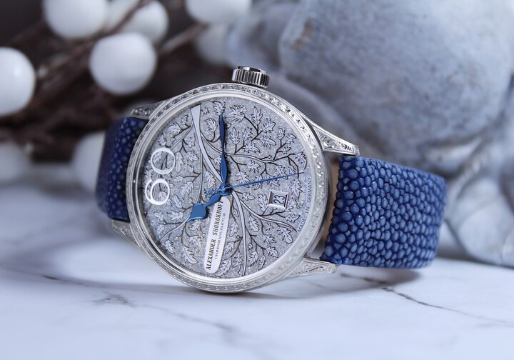 La Wintergenta, édition limitée à 50 exemplaires, lancée à Inhorgenta à Munich cette année en hommage aux 50 ans du salon. Cadran en poudre de diamants et boîtier en argent massif entièrement gravé à la main.
