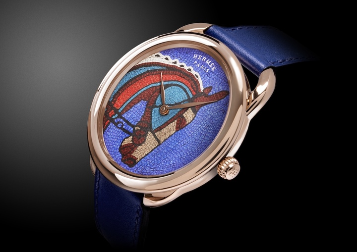 Le cadran de l'Arceau Robe du soir (2018) et ses plus de 2'000 tesselles de cuir constituent le premier cadran entièrement conçu en mosaïque de cuir de l'histoire de l'horlogerie. Cette innovation absolue sera consacrée par le Grand Prix d'Horlogerie de Genève 2018 dans la catégorie Métiers d'art.