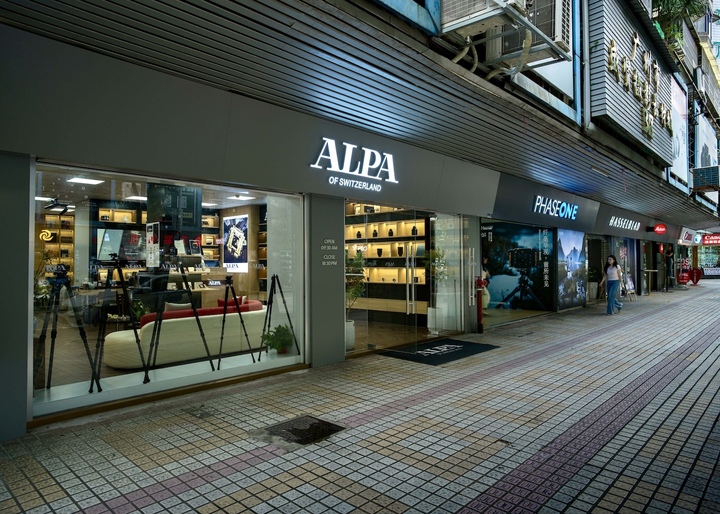 La boutique Alpa of Switzerland à Guanghzhou en Chine, jouxtant celles de PhaseOne et Hasselblad, autres acteurs historiques de la photographie.