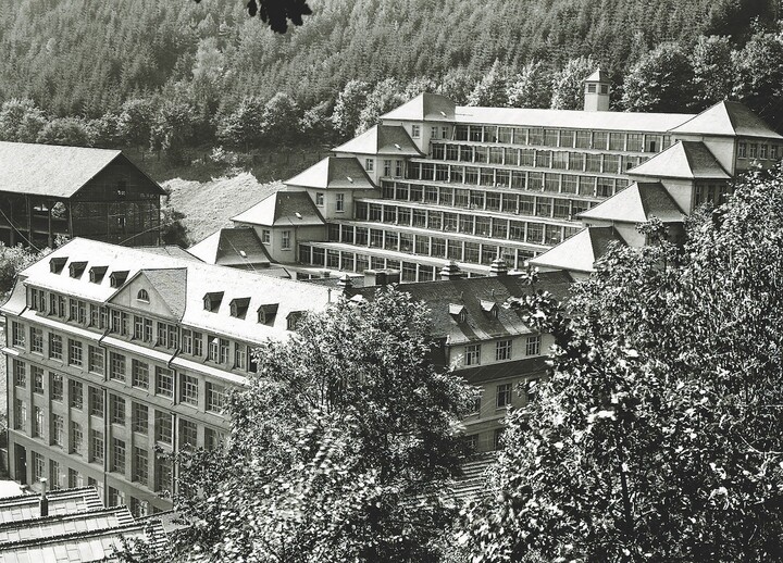 Inauguré en 1918, le bâtiment en terrasse (Terrassenbau), conçu par l'architecte industriel Philipp Jakob Manz, est érigé en moins de deux ans.