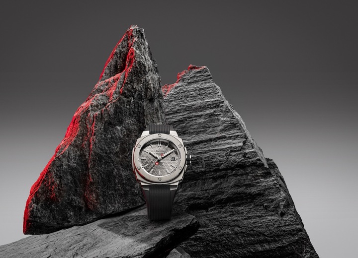 Conçue pour fêter la neuvième année du partenariat liant le Freeride World Tour (FWT) et Alpina, l'Alpiner Extreme Automatic FWT, dans son boîtier au format réduit de 39 x 40,5 mm, s'habille d'un gris roche alpin intégral et figure sur son cadran le motif frappé du FWT - une première pour ce modèle. Portée sur un bracelet caoutchouc noir conçu pour le sport outdoor, elle est animée par le calibre Swiss Made AL-525 garant de 38 heures de réserve de marche. 