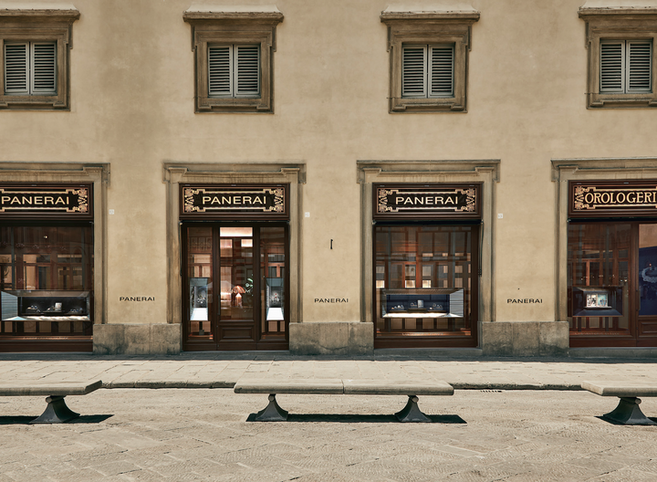 La boutique de Piazza San Giovanni date de 1926, lorsque l'entreprise familiale s'y installe sous l'enseigne «Orologeria Svizzera».