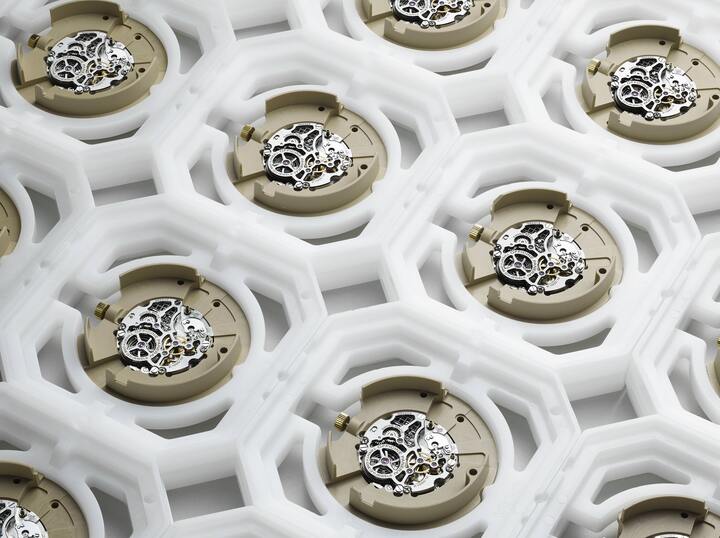 Tous les calibres circulent dans des barquettes, lesquelles disposent d'une puce RFID qui enregistre chaque étape de la fabrication et chaque caractéristique du mouvement.