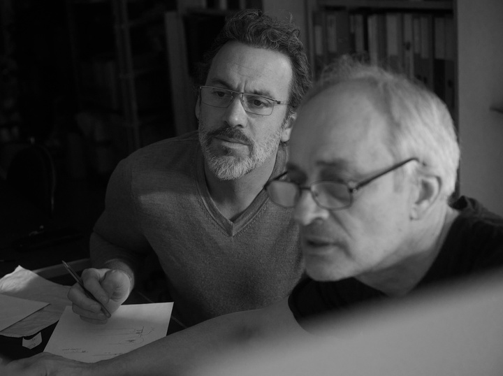 L'horloger indépendant Vianney Halter (au premier plan) et l'artiste lapidaire Alexandre Beauregard finalisent les détails de leur collaboration «Ulysse». Aux dix exemplaires de la première série Ulysse Aqua, aujourd'hui tous vendus, succèdera à l'été 2026 l'Ulysse Saint-Pétersbourg, également limitée à dix montres. 
