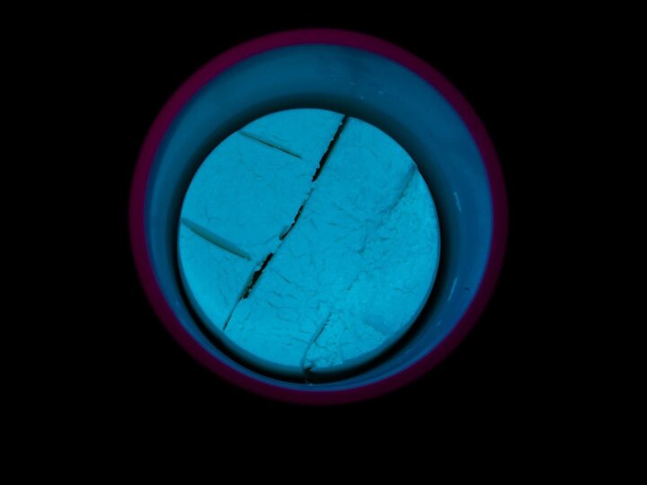 Pot en céramique contenant des blocs de Swiss Super LumiNova®.