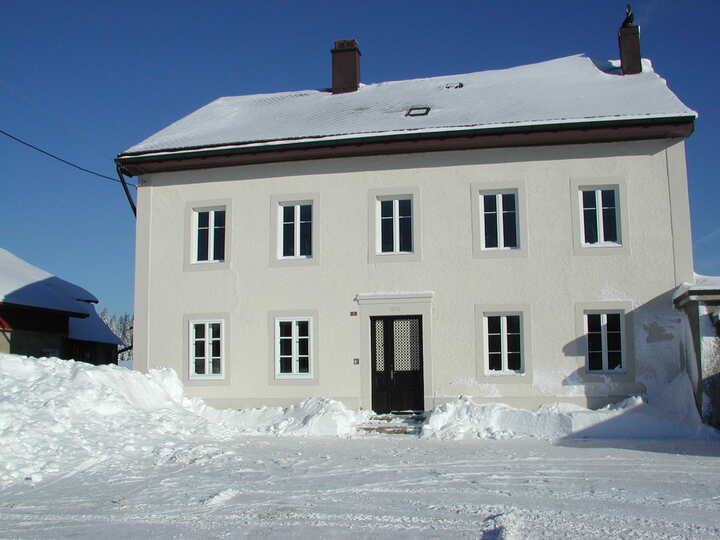 Non loin de sa manufacture, Denis Flageollet mène ses recherches dans cette maison, ancien bistrot du village de La Chaux.