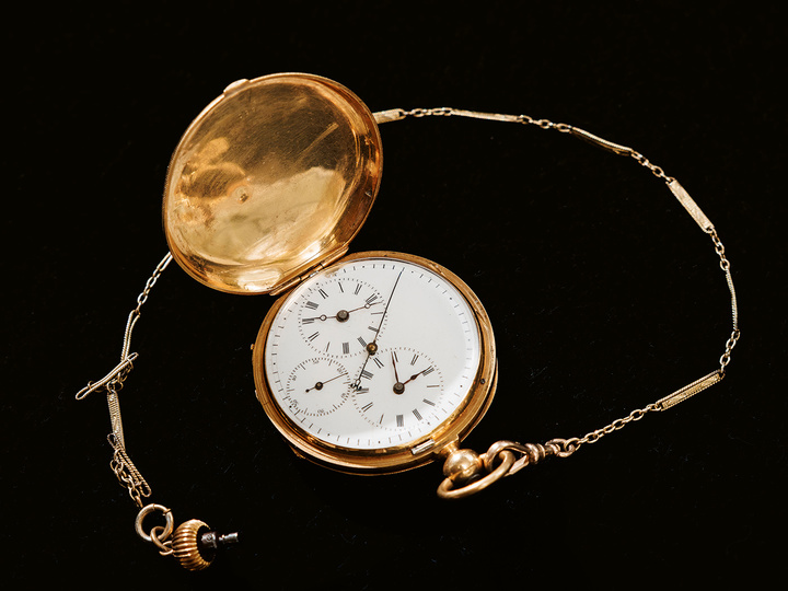 La première montre des Tissot, à double fuseau horaire. Savonnette or 14ct, Ch.-F. Tissot & Son, pièce d'observatoire, mouvement double tour d'heures, seconde indépendante, parachute compensation, mouvement ancre avec deux barillets, remontage à clé. Collection Luc Tissot