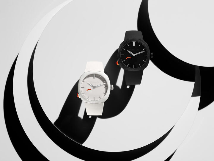 Un saut dans le futur: la Streamliner Pump en collaboration avec Reebok, tout juste dévoilée à Watches and Wonders par H. Moser & Cie, entrée dans la cour des grands avec pour la première fois son stand dans la halle centrale. Alors que Reebok prépare le retour de la Pump pour 2026, H. Moser & Cie. imagine une passerelle inattendue: remonter un mouvement mécanique grâce au fameux bouton orange. Une pression suffit pour plus d'une heure de réserve de marche.