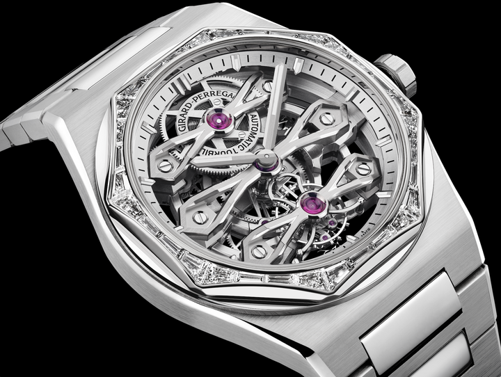 La nouvelle Girard-Perregaux Laureato Three Gold Bridge: quand la manufacture historique marie deux de ses modèles emblématiques. Deux versions de 41 mm sont proposées, l'une anniversaire limitée à 50 exemplaires avec lunette octogonale en or blanc, une autre avec lunette octogonale sertie de 32 diamants taille baguette, non limitée.