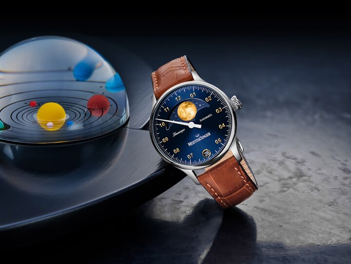 Le Lunascope et sa phase de lune ultra-réaliste imaginée par Manfred Brassler pendant des vacances au Portugal avec ses enfants, alors qu'ils assistaient à la plus saisissante des pleines lunes. Le modèle a reçu a reçu le Red Dot Design Award, l'iF Design Award et le German Design Award.