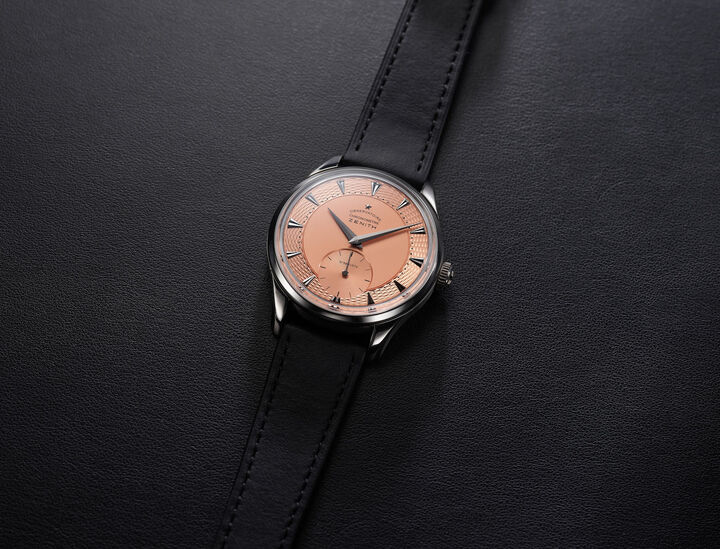 Présentée en juin 2022, l'édition limitée Zenith X Voutilainen X Phillips de 10 pièces en platine Cal 135-O a connu un succès immédiat auprès des collectionneurs, se vendant en quelques minutes. Lors de sa vente de novembre Phillips proposera un onzième exemplaire, unique en son genre, avec un boîtier en niobium et un cadran guilloché saumon. Tous les bénéfices seront reversés à la Fondation Susan G. Komen® contre le cancer du sein. 