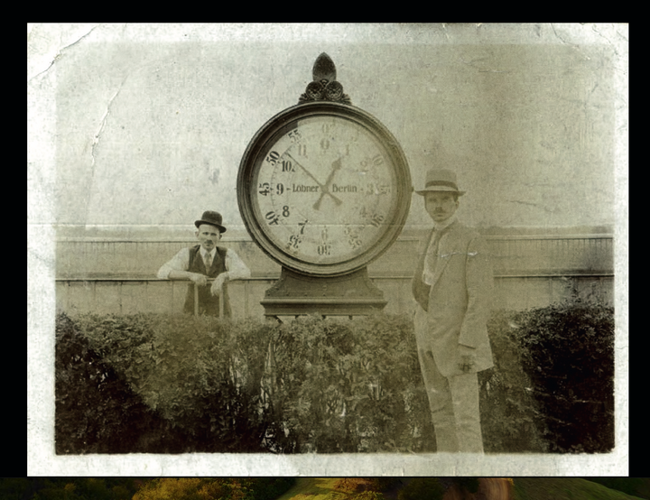 Le concepteur des horloges Löbner dédiées au circuit automobile, Paul Weiß (à droite).