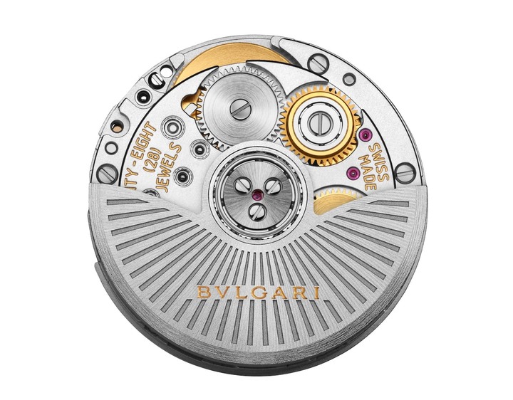 Avec son diamètre de seulement 19 mm, son épaisseur de 3,90 mm et ses 102 composants, le calibre Lady Solotempo ne pèse que 5 g. Pour autant, il offre une réserve de marche de 50 heures et une fréquence de 21'600 vph. Sa forme ronde et compacte est en harmonie avec les courbes de Serpenti, et se marie également aux autres créations Bvlgari. 