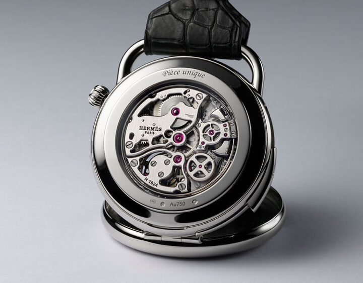 Le mouvement tourbillon volant répétition minute Hermès H1924 dans son boîtier d'or blanc.