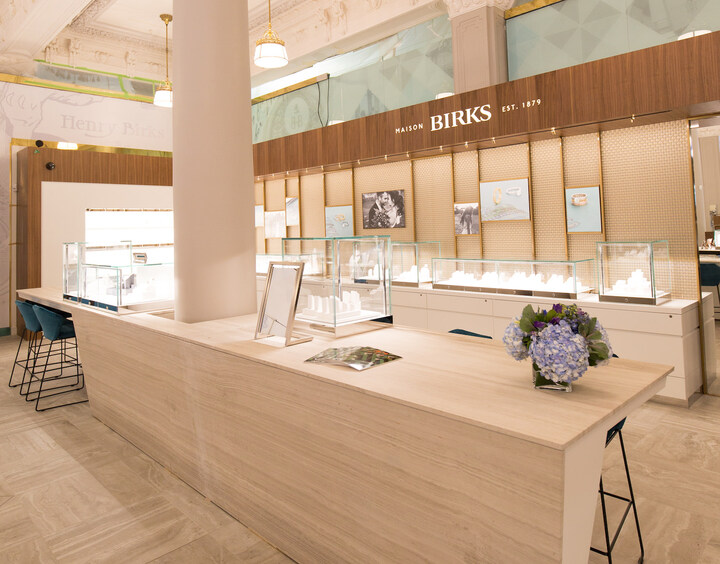 Plusieurs montres de marque, par exemple de Cartier ou de TAG Heuer, sont disponibles à l'achat sur la plateforme MaisonBirks.com. Le groupe a aussi développé un partenariat avec Crown & Caliber pour la montre d'occasion. 