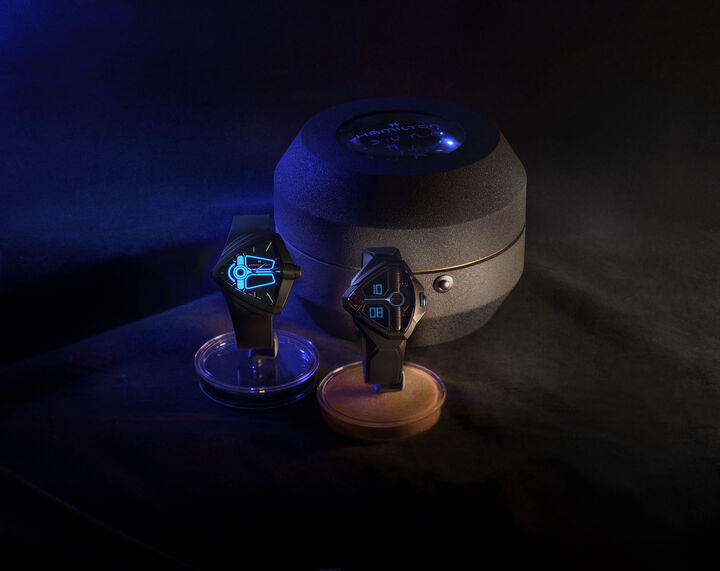 La Ventura Bright comprend un bouton qui réplique les lignes bleues lumineuses du cadran de la «Desert Watch» du film Dune: Part Two. La Ventura Edge présente un boîtier angulaire doté d'un revêtement PVD noir mat avec affichage numérique bleu répliquant les éléments en relief visibles sur l'accessoire du film.
