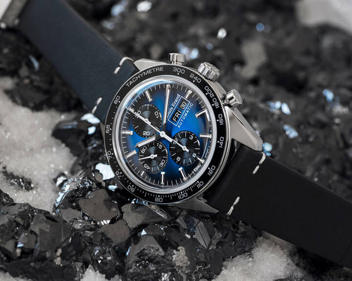 Le Chronographe, version titane grade 5, avec cadran bleu et compteurs noirs pour une lisibilité optimale