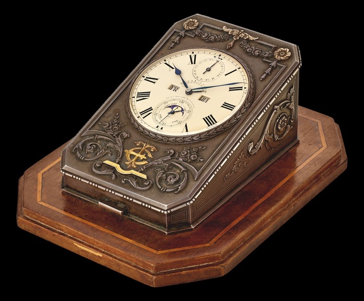 L'histoire horlogère reste emplie de surprises: outre les fameux exemplaires de James Ward Packard et Henry Graves Jr., une troisième des légendaires horloges de table créées par Patek Philippe au début du 20ème siècle a récemment émergé et a été proposée aux enchères par Sotheby's à New York en décembre 2025 dans le cadre de la vente de la collection Robert M. Olmsted. Animée par un mouvement à calendrier perpétuel 10 jours avec phase de lune, elle avait été conçue en 1928 pour le collectionneur new-yorkais Thomas Emery, également acquéreur de la plus ancienne montre-bracelet à calendrier perpétuel connue de Patek Philippe, achevée un an plus tôt en 1927.