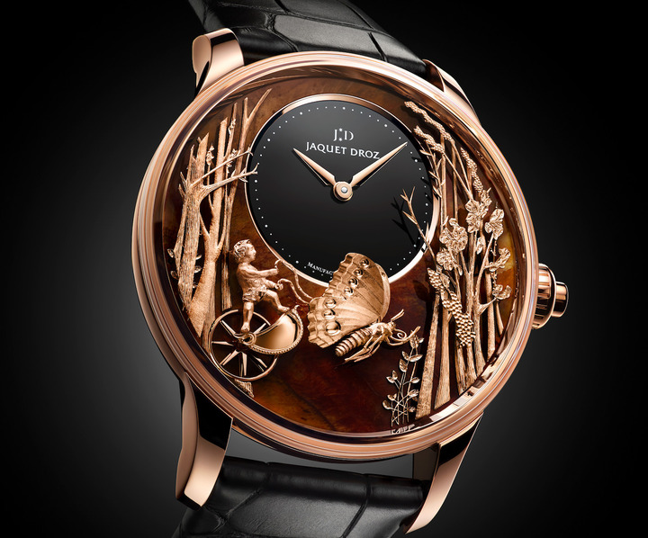 Après le succès des variantes en onyx et météorite, Jaquet Droz a lancé cette année une nouvelle version de sa Loving Butterfly Automaton. Le cadran est réalisé en bois pétrifié il y a 140 à 180 millions d'années: le Chinchilla Red. Cet objet d'art animé s'inspire du dessin intitulé «Le papillon conduit par l'amour» que l'automate «Le Dessinateur» créé par Henri-Louis Jaquet-Droz esquissait déjà en 1774 (voir image de couverture de l'article).
