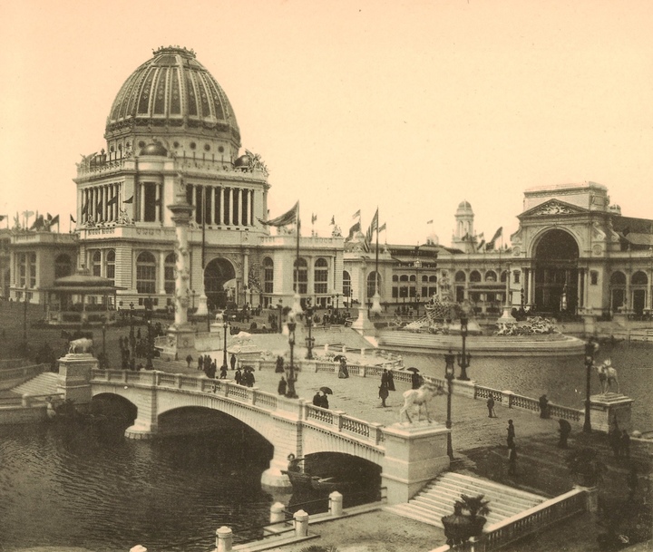 Le bâtiment administratif et l'entrée principale du Pavillon de l'Électricité. L'Exposition universelle de 1893 en photogravure. Archives Tissot.