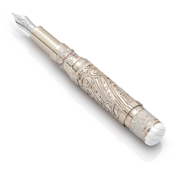 Stylo plume High Artistry A Journey on the Orient Express Limited Edition 1, un hommage au train du même nom. Confectionné en or 18 K, il s'inspire des marqueteries décoratives intérieures de René Prou avec des diamants sertis dans un motif floral englobant le capuchon et le corps.