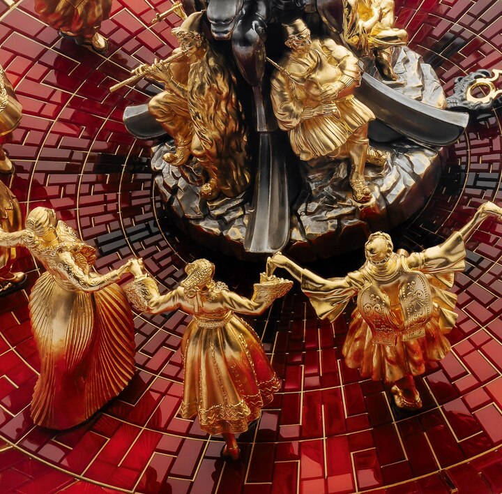 Détail du cadran en micro-mosaïque formé de 1'500 rectangles de verre de Murano dans des tons chauds et dégradés de rouge et de noir, entrelacés dans un motif en forme de labyrinthe.