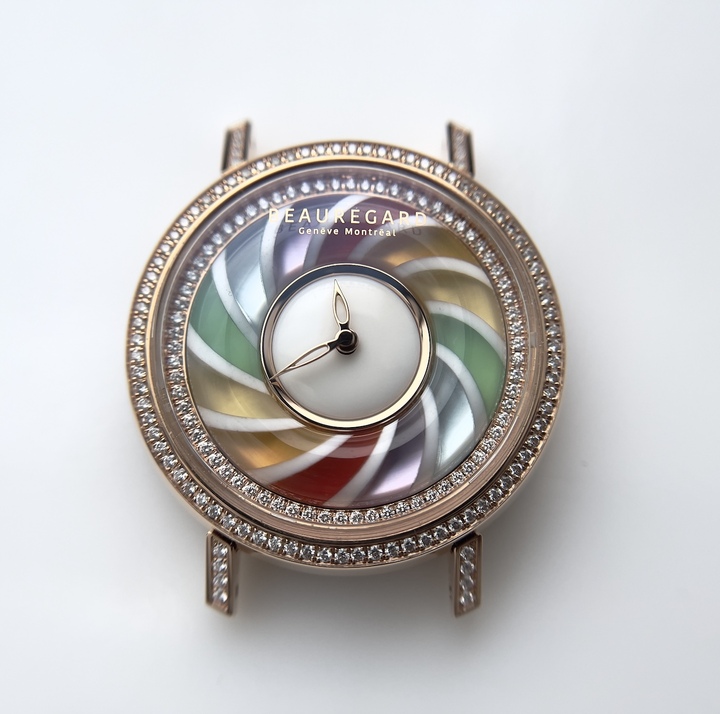 L'hypnotique Lili Candy révèle toute la prouesse technique du lapidaire. Chrysoprases, topazes, améthystes et opales (rouge, fanta, jaune et blanche de Turquie) semblent s'y donner la main dans une farandole jubilatoire, orchestrée au dixième de millimètre.