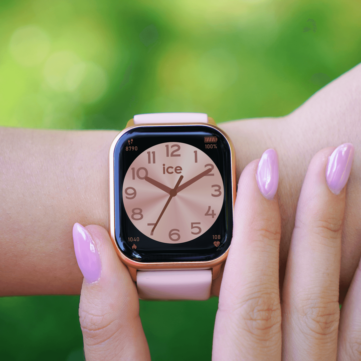 Ice Watch a su négocier le virage de la montre connectée en proposant la sienne à moins de 100 euros, à l'exemple de cette ICE smart Rose-Gold Nude Black féminine.