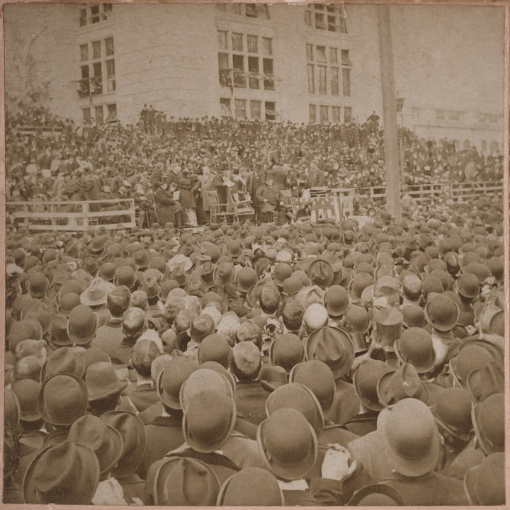 Un stéréogramme (détail) représentant la foule lors de la cérémonie d'ouverture de l'Exposition universelle de Chicago, en 1893. Archives Tissot.