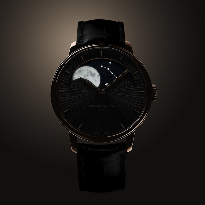 Nouvelle itération de la Perpetual Moon 41.5, la Cliff Grey Edition s'habille d'un cadran aux couleurs des falaises de Cornouailles. Elle se veut un hommage au pays de son fondateur et à la mer d'où partaient les navires de Sa Majesté, équipés de chronomètres de marine signés John Arnold. Astre symbolique de la navigation en haute mer, la lune immense qui signe la collection Perpetual Moon traverse un ciel nocturne dans lequel brillent les constellations de la Grande Ourse et de Cassiopée. 