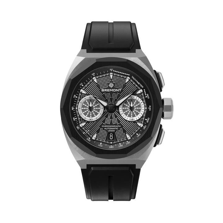 La Bremont Supernova Chronograph se présente dans un boîtier de 41 mm en acier inoxydable 904L, associé à une lunette décagonale multifacette en céramique noire. Son cadran galvanique noir ajouré, inspiré de la géométrie des panneaux solaires des engins spatiaux, repose sur une couche intégrale de Super-LumiNova®. Elle est animée par le mouvement chronomètre BC77, doté de 27 rubis, d'un balancier en Glucydur, d'une fréquence de 28'800 alternances par heure et d'une réserve de marche de 62 heures. Le calibre et sa masse oscillante décorée sont visibles à travers le fond transparent.